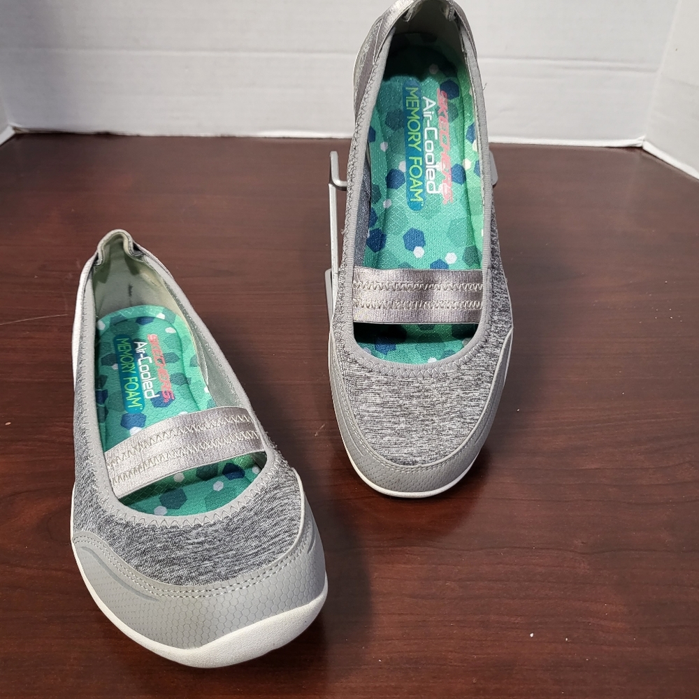 Skechers Womens Size 6 Memory Foam Air Cooled
